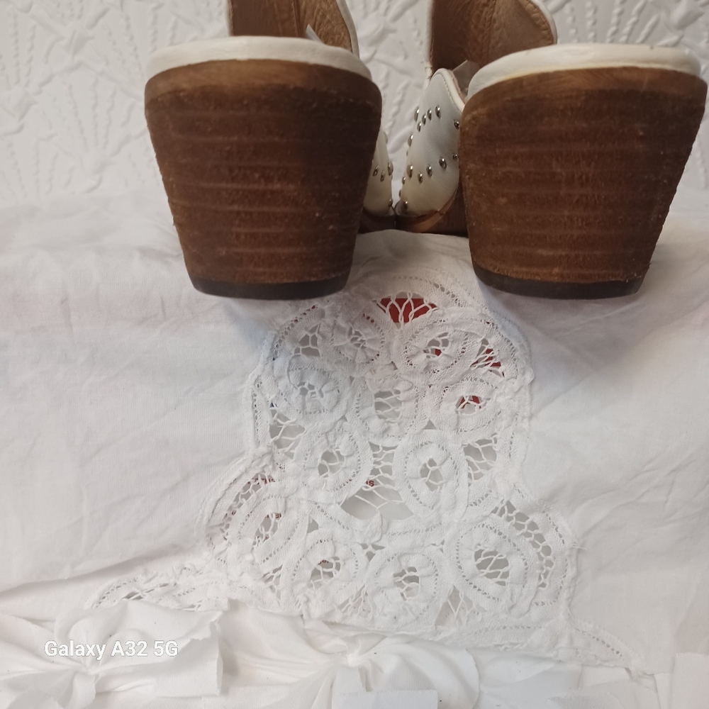 ARIDER GIRL Size 7.5 Studded White Mules - Picture 7 of 13